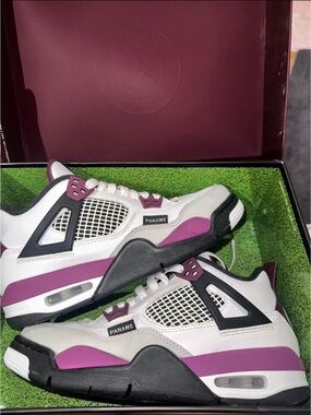 Jordan 4 Retro
PSG Paris Saint-Germain